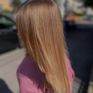 ☀️ Golden Hour für die Haare ✨ – dieses natürliche Blond mit soften Highlights reflektiert das Licht auf wunderschöne Weise und sorgt für einen frischen, lebendigen Glow. Ein Look, der Leichtigkeit ausstrahlt und gleichzeitig super pflegeleicht bleibt. #glossyhair #blondehighlights #friseur #friseurdresden