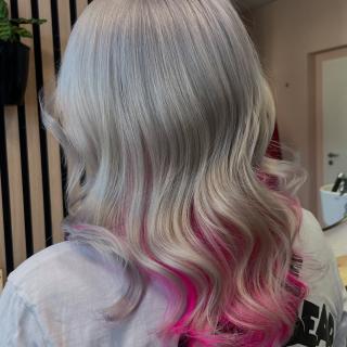 Vorher–Nachher ✨ Aus einem rausgewachsenen Ombré wurde ein klares, kühles Blond – kombiniert mit einem frischen Pink im unteren Bereich. Der Look setzt auf Color Blocking und lebt vom Kontrast: clean von außen, Farbe beim zweiten Blick. #colorblocking #vorhernachher #blondhaar #pinkhair #friseurliebe #haarinspo #blondverliebt #dresden #friseurdresden