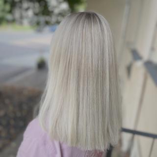 Blond vibes only 💕 Von Ansatz bis Spitze – dieses Finish ist pure Hair Goals! Wir lieben es, wenn Pflege, Farbe und Schnitt zusammen ein Ergebnis zaubern, das einfach strahlt. ✨ Denn schönes Haar ist kein Zufall – es ist unser Handwerk. 🙌 #hairinspo #blondebalayage #friseur