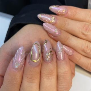 ✨ Eleganz bis in die Fingerspitzen ✨ Zarte Rosétöne, schimmernde Akzente und goldene Details – das perfekte Zusammenspiel für einen edlen Look 💅🏼💖 #nailart #nageldesign #glamournails #friseurundnagelstudio #goldenails #dresden