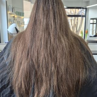 Nach einer vierjährigen Friseur-Pause durften wir heute diese traumhafte Verwandlung zaubern. Von einem „Natur-Look“ zurück zu lebendiger Farbe und Sprungkraft! Wir haben uns für einen warmen Kupfer-Mahagoni-Verlauf entschieden, der perfekt mit der natürlichen Basis harmoniert. ​Das Haar strahlt wieder und die sanften Wellen bringen die neuen Reflexe so richtig zum Leuchten. 🍂 Danke für dein Vertrauen nach so langer Zeit! ​#Haarverwandlung #BackToTheSalon #CopperHair #HairGoals #Glanzstück FriseurDresden