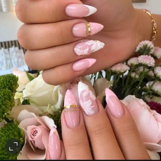 Pink, White & Floral Perfection ✨💖 ​Ein Hauch von Rosa, zarte Blumen-Details und elegante Gold-Akzente. Welches Nail-Design ist dein Favorit – der gepunktete Look oder die 3D-Blüten? 💅🌸 ​👇 Lass es uns in den Kommentaren wissen!