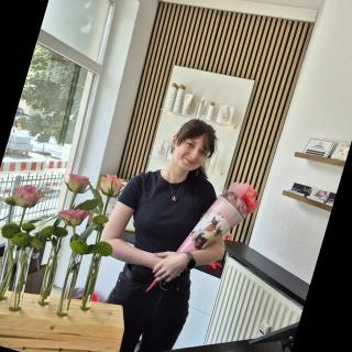 Seit heute begrüßen wir Paula in unserem Farbwerkteam🥳🫶🏼 Sie wird uns in Zukunft in unserem Friseurbereich als Azubi unterstützen und Sie gemeinsam mit uns verwöhnen 💇‍♀️