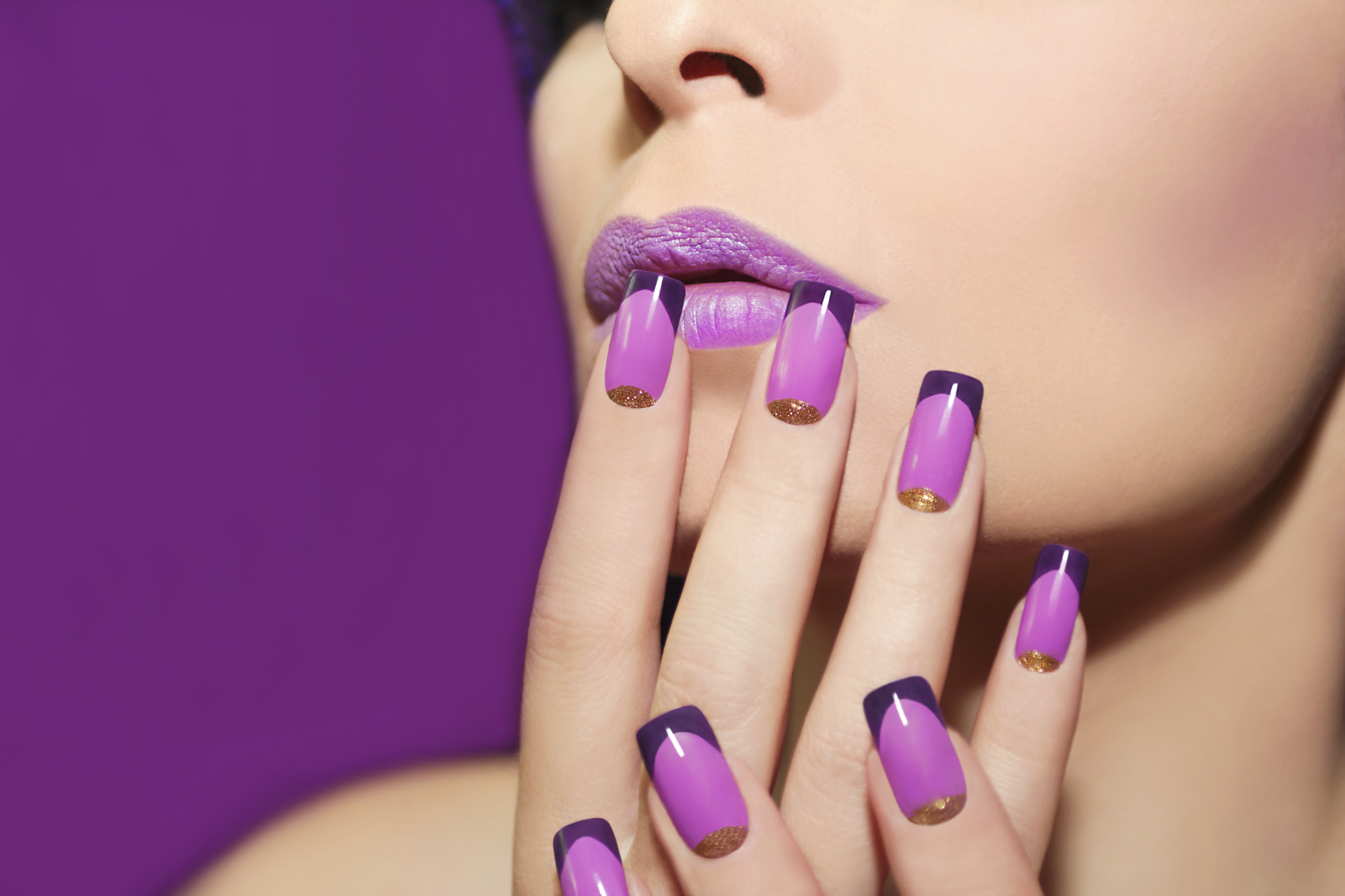 Nahaufnahme Gesicht mit Hand Nageldesign lila ästhetisch